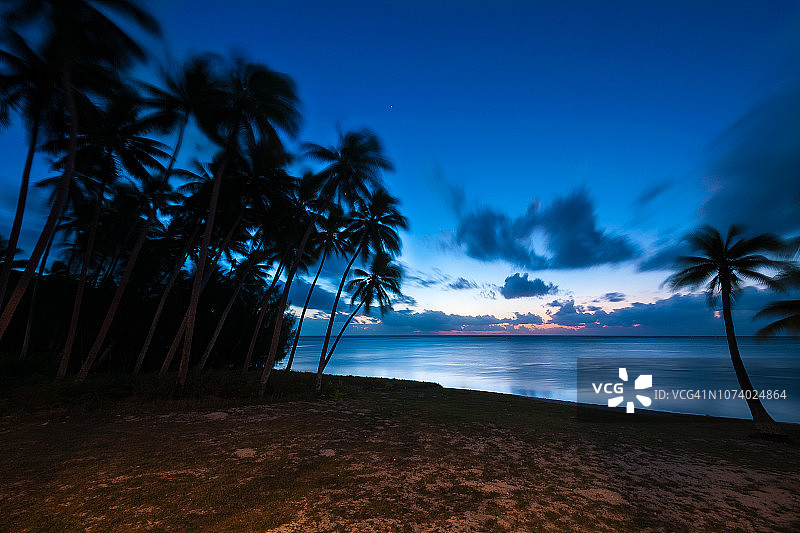 日落和椰子树 | 艾图塔基岛图片素材