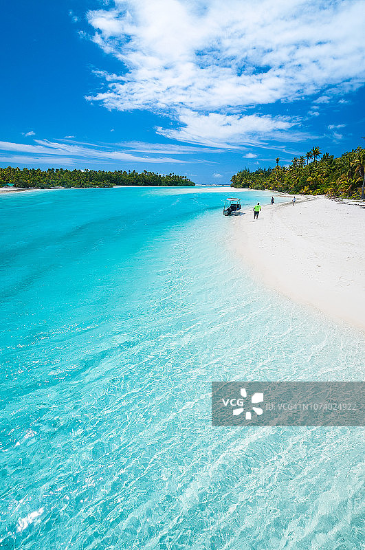 身穿黄色运动衫的男人图片素材