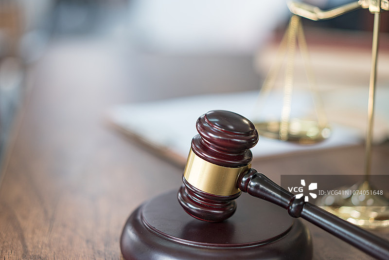 正义天平、书籍和木槌图片素材