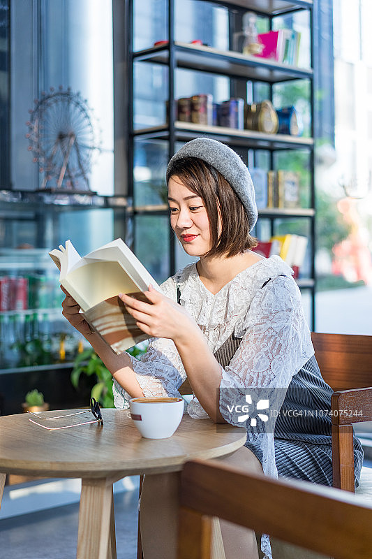 女人在咖啡馆阅读图片素材