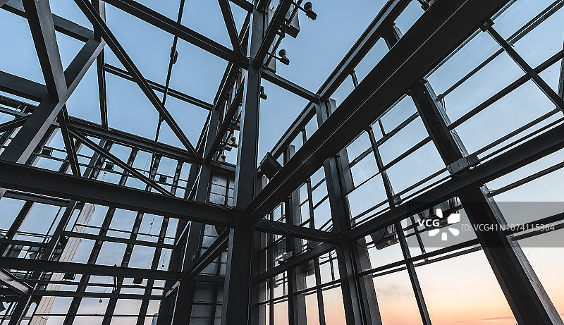 办公楼天花板的金属屋顶结构图片素材