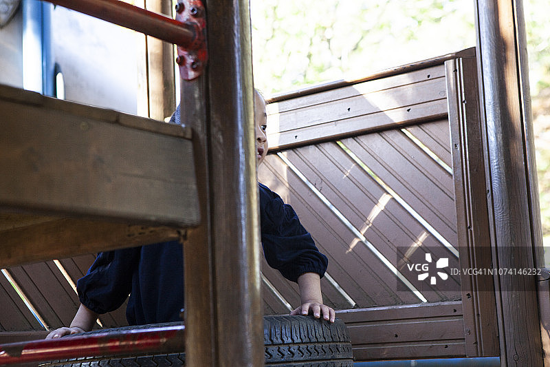 女孩们在公园里玩游乐设施图片素材