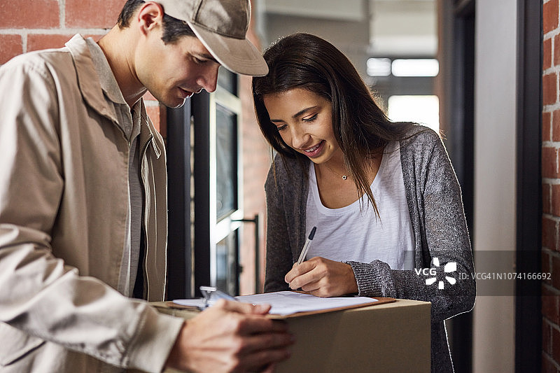 包装前的最后工序图片素材