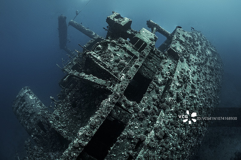 完全锈蚀并覆盖着海洋生物的红海海底沉船图片素材