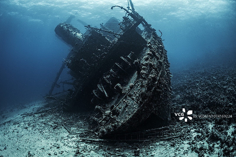 沉没于红海底部，完全被海藻和珊瑚覆盖的沉船图片素材