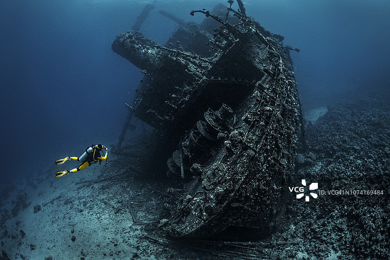水肺潜水员在红海观察大型水下沉船残骸图片素材