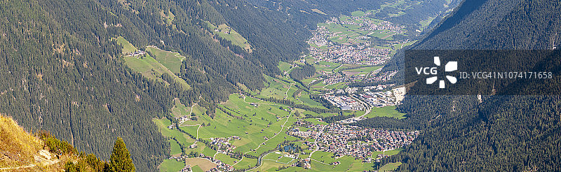 从埃尔弗山顶眺望施图拜山谷图片素材