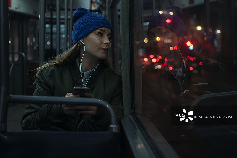 夜间驾驶图片素材