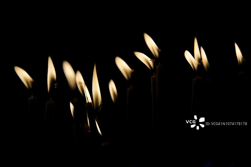 Agios Georgios教堂内的点燃的蜡烛图片素材