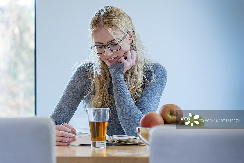 喝热茶和读书的女孩图片素材