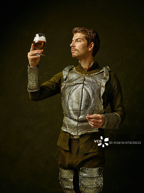 深色背景下的中世纪骑士图片素材