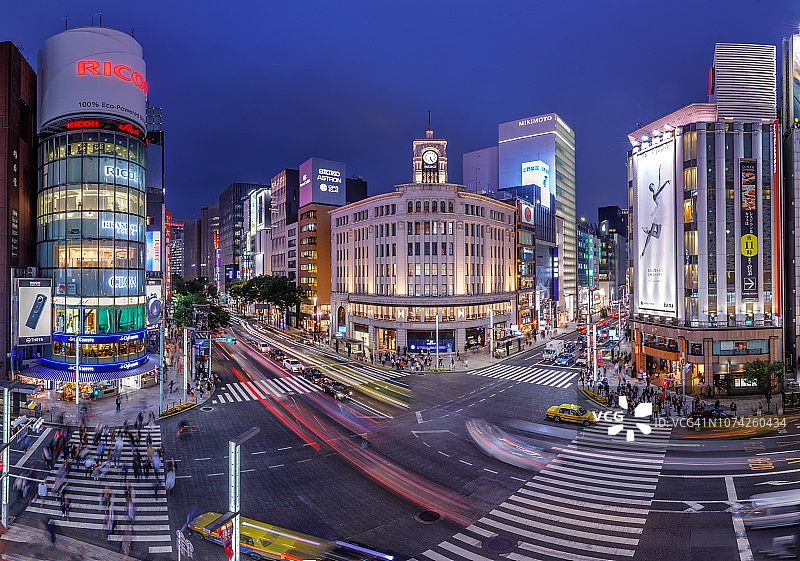 日本东京银座黄昏十字路口图片素材