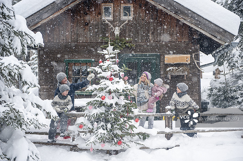 奥地利阿尔滕马克特-措岑泽：家人在木屋装饰圣诞树图片素材