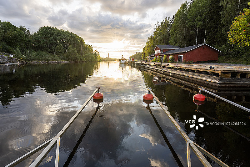芬兰卡亚尼，河流中的停泊区图片素材