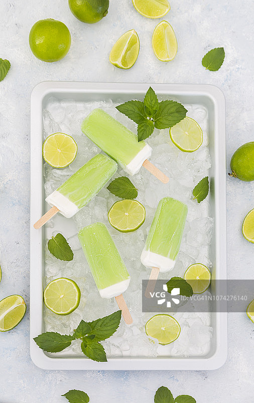 青柠薄荷冰棒、青柠片和薄荷叶碎冰图片素材