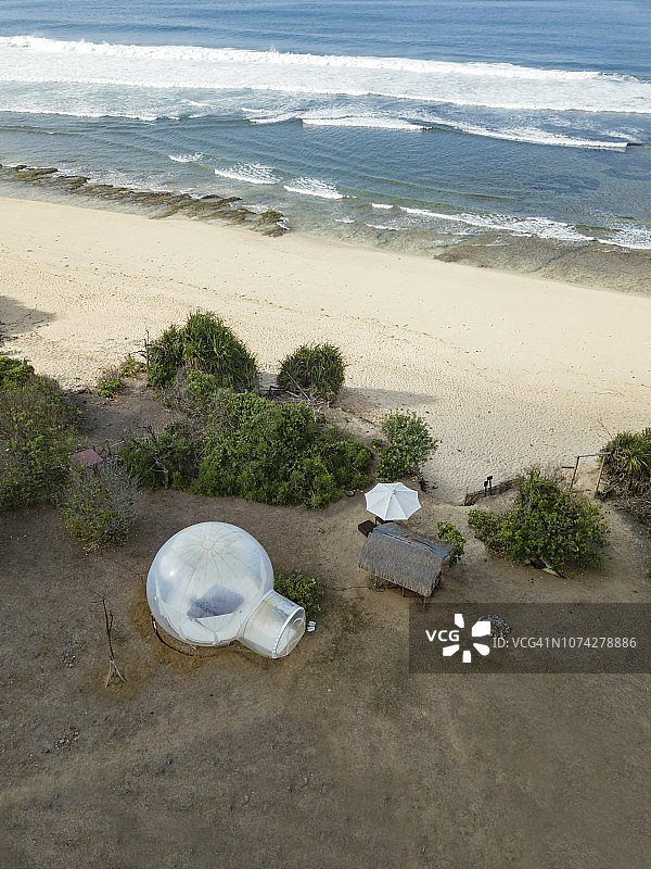 印度尼西亚巴厘岛Nyang Nyang海滩鸟瞰，海滩上的泡泡帐篷图片素材