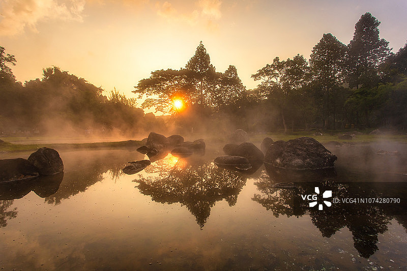 差颂国家公园的矿物温泉和晨雾背景图片素材