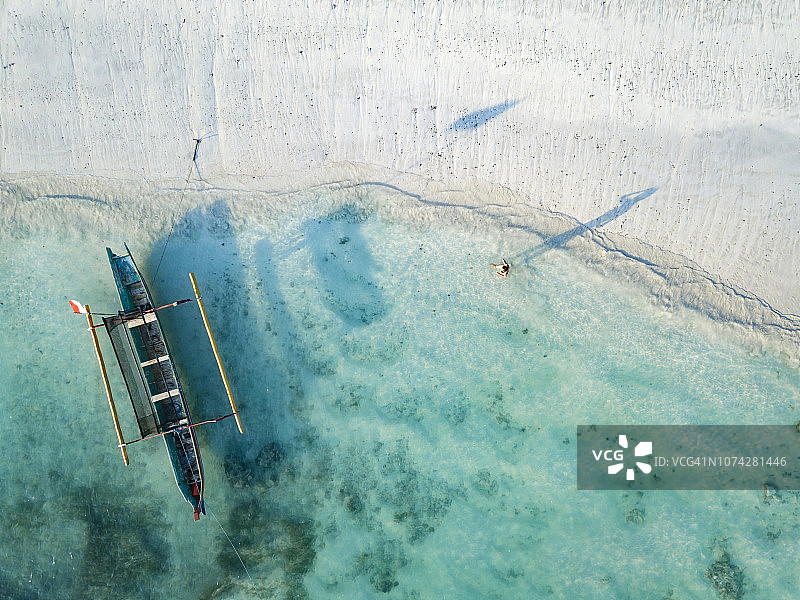 印度尼西亚龙目岛丹戎安海滩的年轻女人图片素材