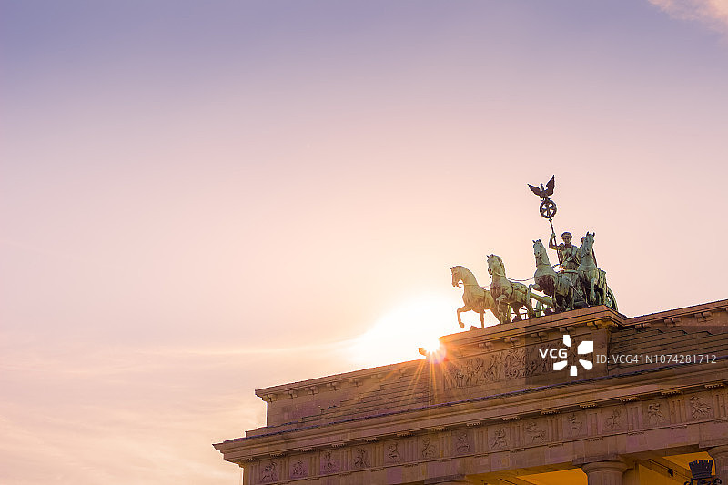德国柏林勃兰登堡门四马战车背光照图片素材