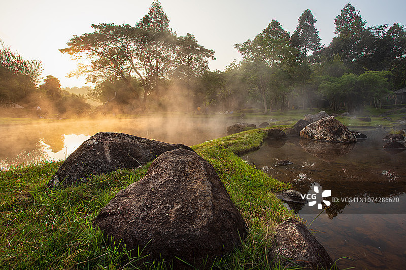 差颂国家公园的矿物温泉和晨雾背景图片素材