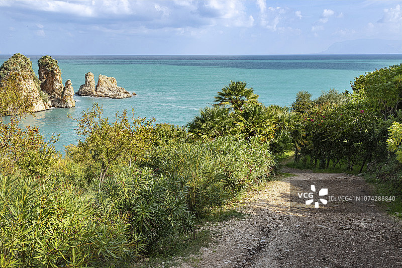 通往意大利西西里岛斯科佩洛海湾石灰岩海湾的小径图片素材