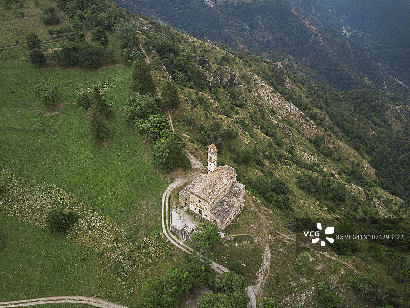意大利迈雷山谷圣玛丽亚教堂鸟瞰图图片素材