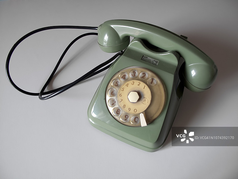白色背景上的复古绿色电话图片素材