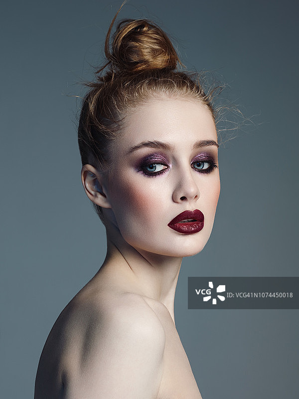 浓妆艳抹的漂亮女人图片素材