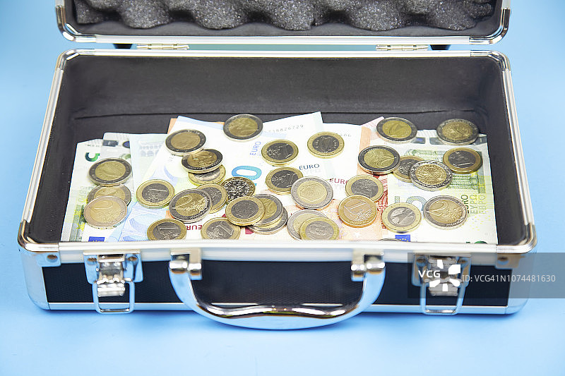 金属公文包现金箱，装满现金的手提箱图片素材