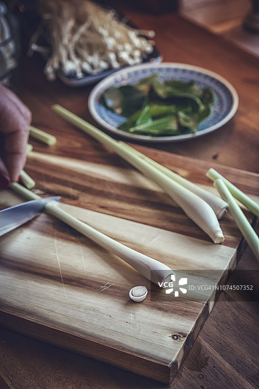 准备冬阴功虾汤，配金针菇和新鲜辣椒图片素材