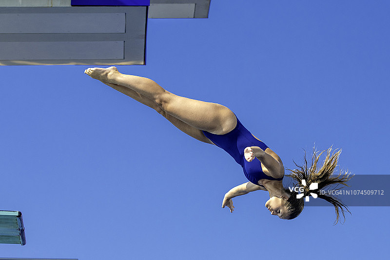 女子跳板跳水运动员图片素材
