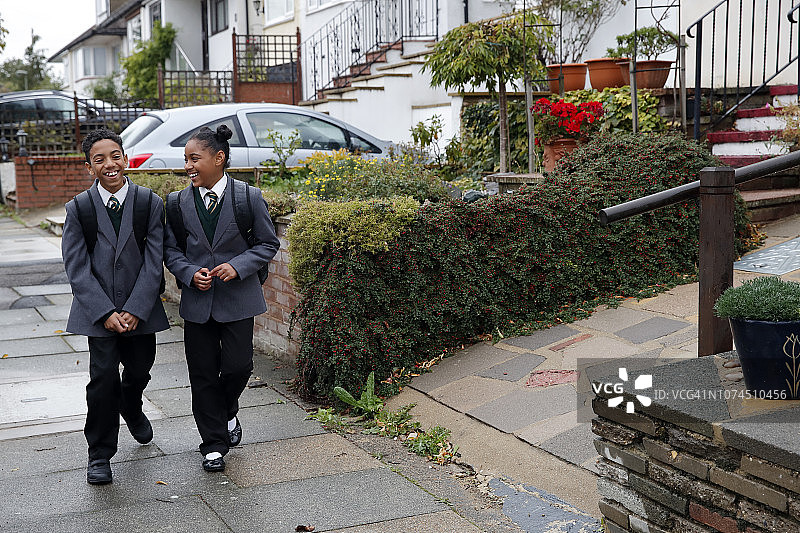 孩子们一起放学回家图片素材