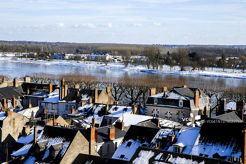 布卢瓦的屋顶与卢瓦尔河（法国）图片素材