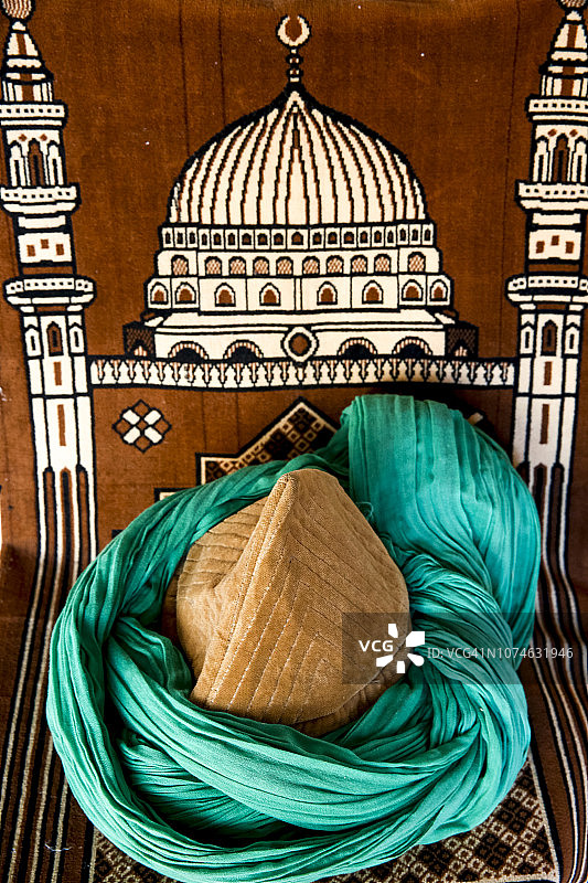 祈祷垫上的苏菲头饰图片素材