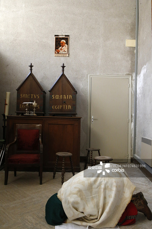 在法国布卢瓦天主教堂圣器室祈祷的苏菲派穆斯林图片素材