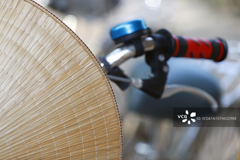 越南丐贝的自行车和越南斗笠细节图片素材