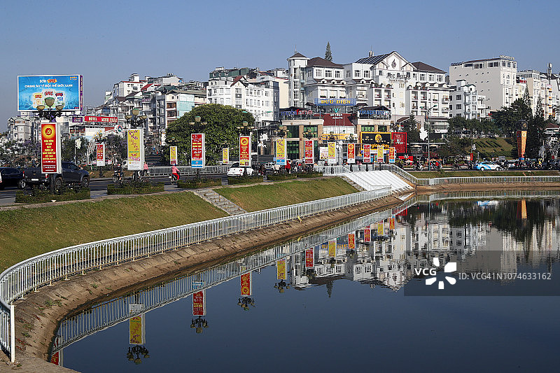 越南大叻市的春香湖中心倒影图片素材