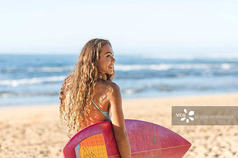 少女准备去冲浪图片素材