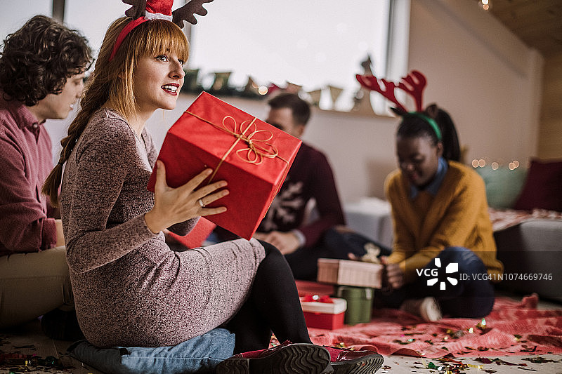 朋友打开圣诞礼物图片素材