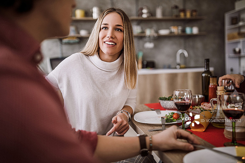 节日晚餐上的友好交谈图片素材