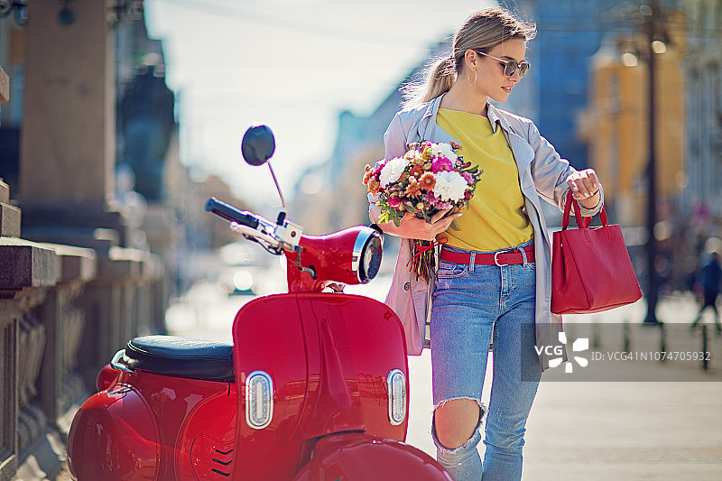 手捧鲜花等待约会的年轻女孩图片素材