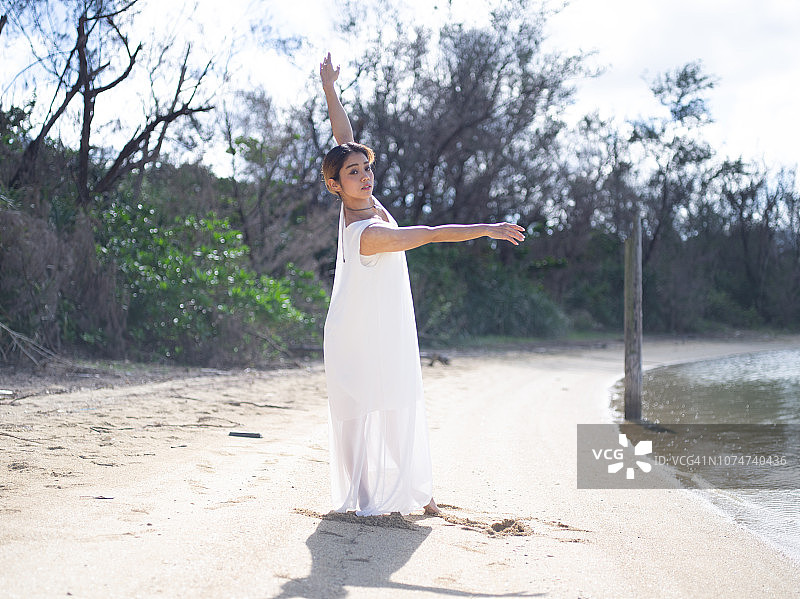 在湖边跳舞的女人图片素材