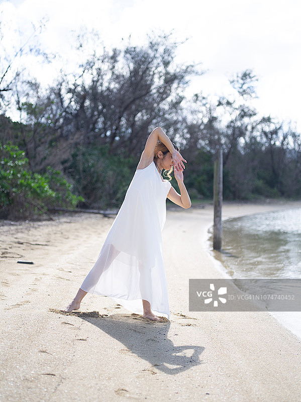 在湖边跳舞的女人图片素材