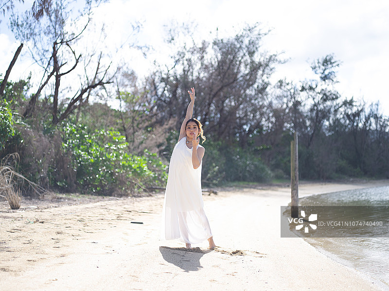 在湖边跳舞的女人图片素材