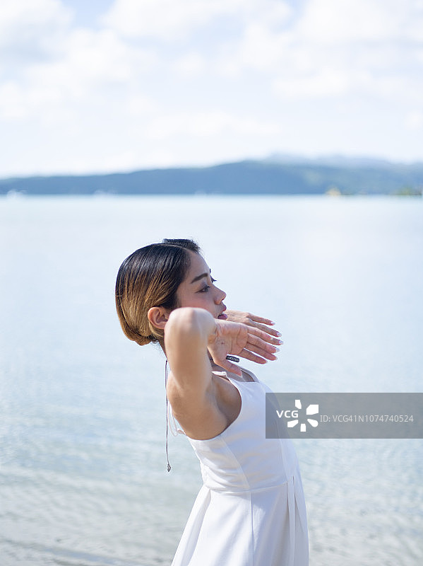 在湖边跳舞的女人图片素材