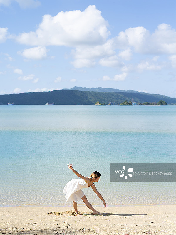 在湖边跳舞的女人图片素材