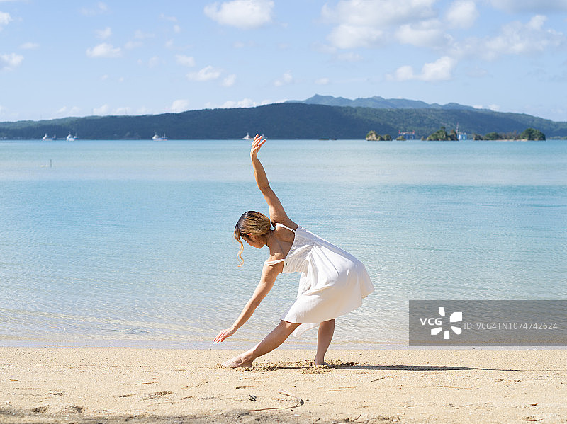 在湖边跳舞的女人图片素材