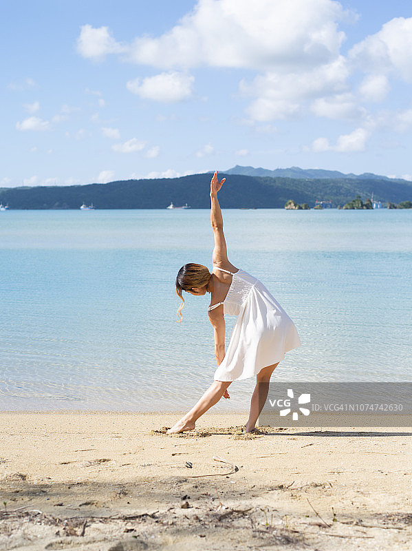 在湖边跳舞的女人图片素材
