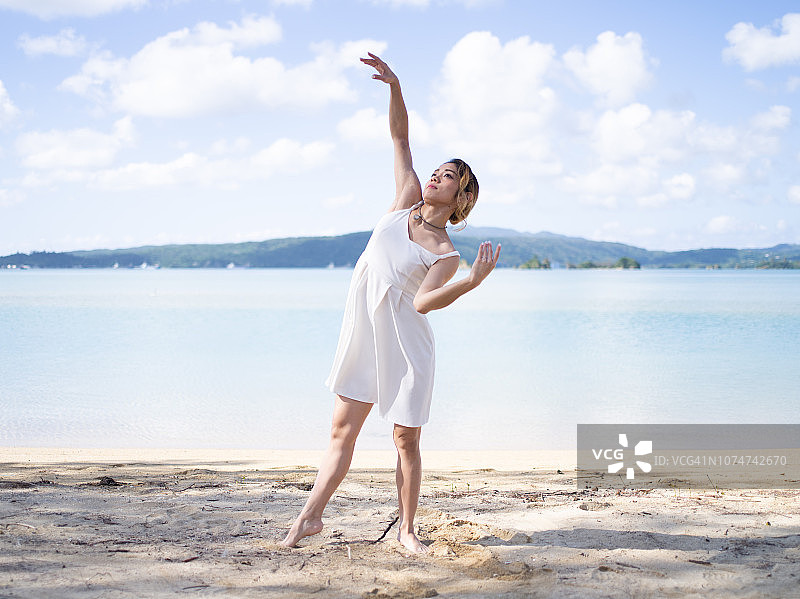在湖边跳舞的女人图片素材