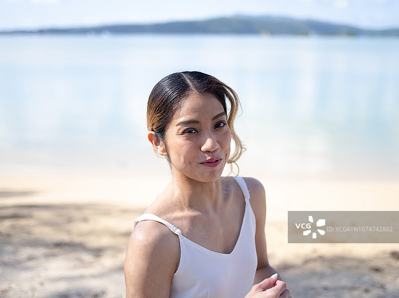 在湖边跳舞的女人图片素材